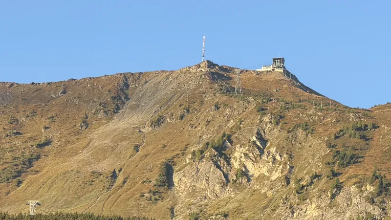Bergstation der Gotschnabahn bei Klosters im Abendlicht