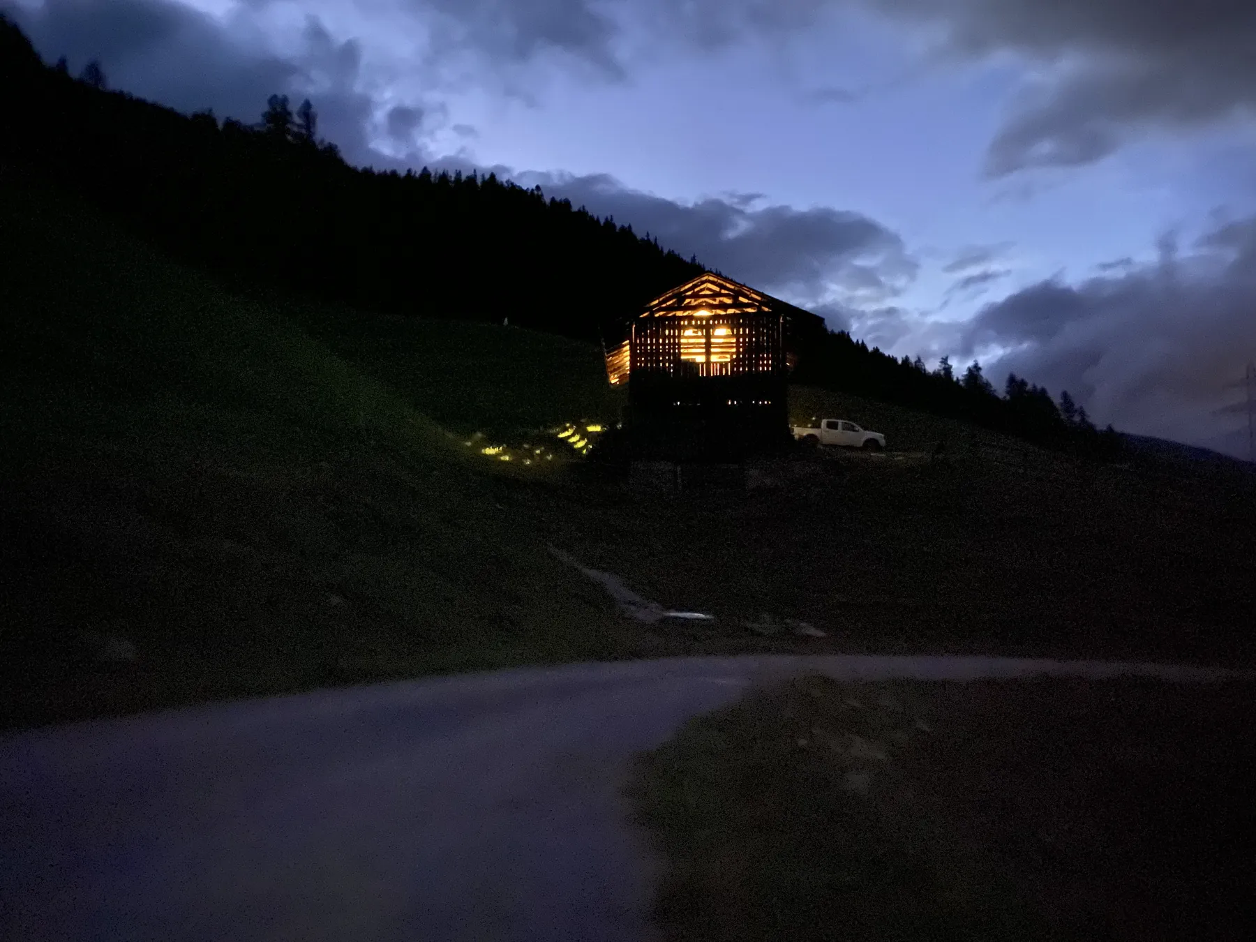 Der Walserstall leuchtet in der blauen Stunde